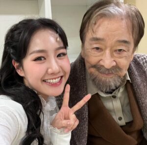 Jin Ji-hee Instagram - 선생님께서 보여주신 연기에 대한 진지함, 
무대 위에서의 책임감,
그리고 연기라는 길을 넘어선 삶의 태도까지..
모든 모습을 선생님 곁에서 직접 보고 배울 수 있었기에
진심으로 감사했습니다.

선생님과 함께 나눈 수많은 순간들..
촬영장에서의 대화,
무대 위에서 선생님과 아이컨택하며 느꼈던 긴장과 설렘.
이 모든 시간을 제 마음 속에 고이 간직하겠습니다.

제게 남겨주신 따뜻한 마음,
늘 기억하며 지켜가겠습니다.

감사합니다.
존경합니다.
사랑합니다.