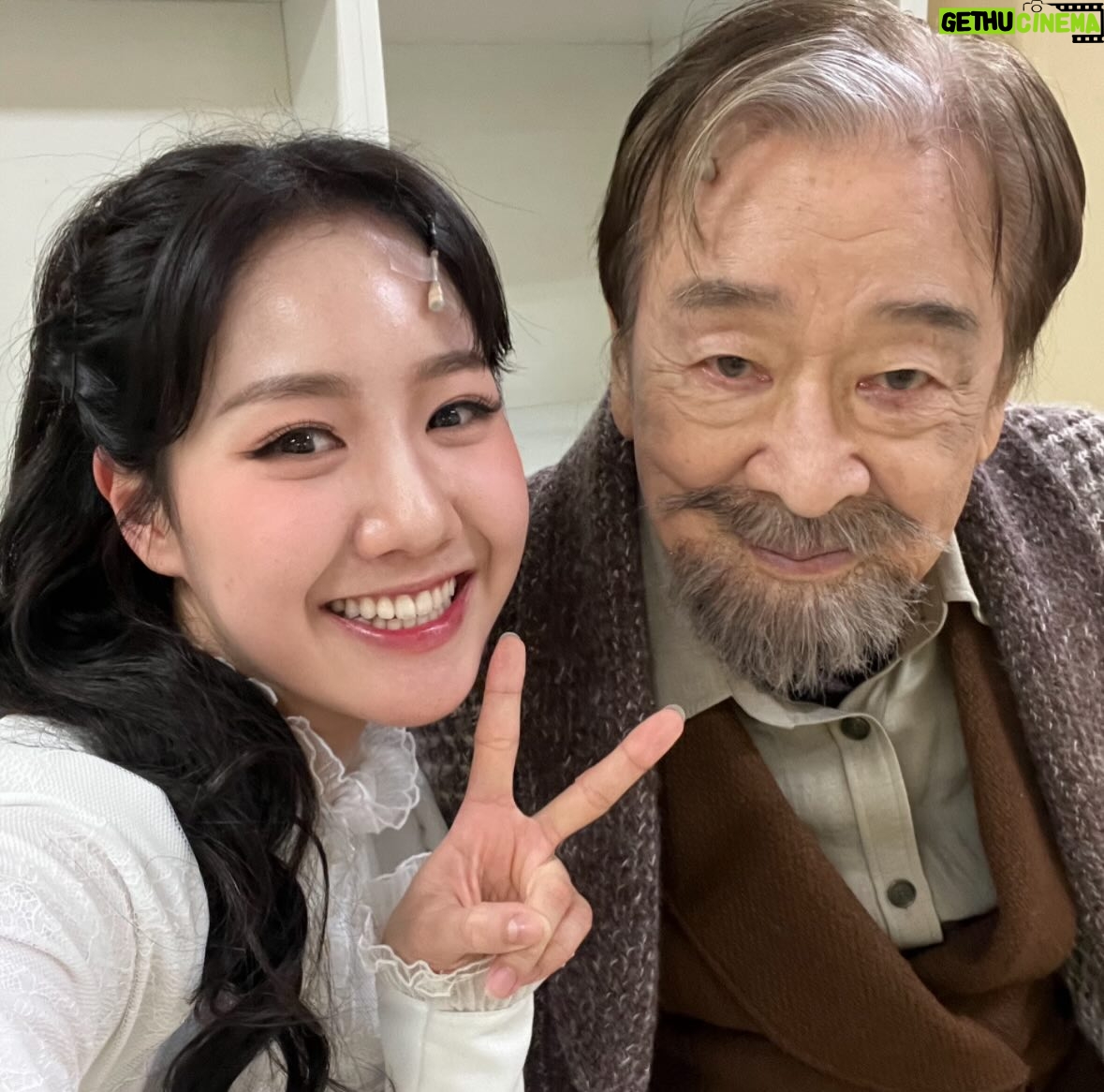 Jin Ji-hee - 720.7K Likes - 선생님께서 보여주신 연기에 대한 진지함, 
무대 위에서의 책임감,
그리고 연기라는 길을 넘어선 삶의 태도까지..
모든 모습을 선생님 곁에서 직접 보고 배울 수 있었기에
진심으로 감사했습니다.

선생님과 함께 나눈 수많은 순간들..
촬영장에서의 대화,
무대 위에서 선생님과 아이컨택하며 느꼈던 긴장과 설렘.
이 모든 시간을 제 마음 속에 고이 간직하겠습니다.

제게 남겨주신 따뜻한 마음,
늘 기억하며 지켜가겠습니다.

감사합니다.
존경합니다.
사랑합니다.