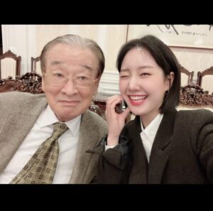 Jin Ji-hee Instagram - 선생님께서 보여주신 연기에 대한 진지함, 
무대 위에서의 책임감,
그리고 연기라는 길을 넘어선 삶의 태도까지..
모든 모습을 선생님 곁에서 직접 보고 배울 수 있었기에
진심으로 감사했습니다.

선생님과 함께 나눈 수많은 순간들..
촬영장에서의 대화,
무대 위에서 선생님과 아이컨택하며 느꼈던 긴장과 설렘.
이 모든 시간을 제 마음 속에 고이 간직하겠습니다.

제게 남겨주신 따뜻한 마음,
늘 기억하며 지켜가겠습니다.

감사합니다.
존경합니다.
사랑합니다.