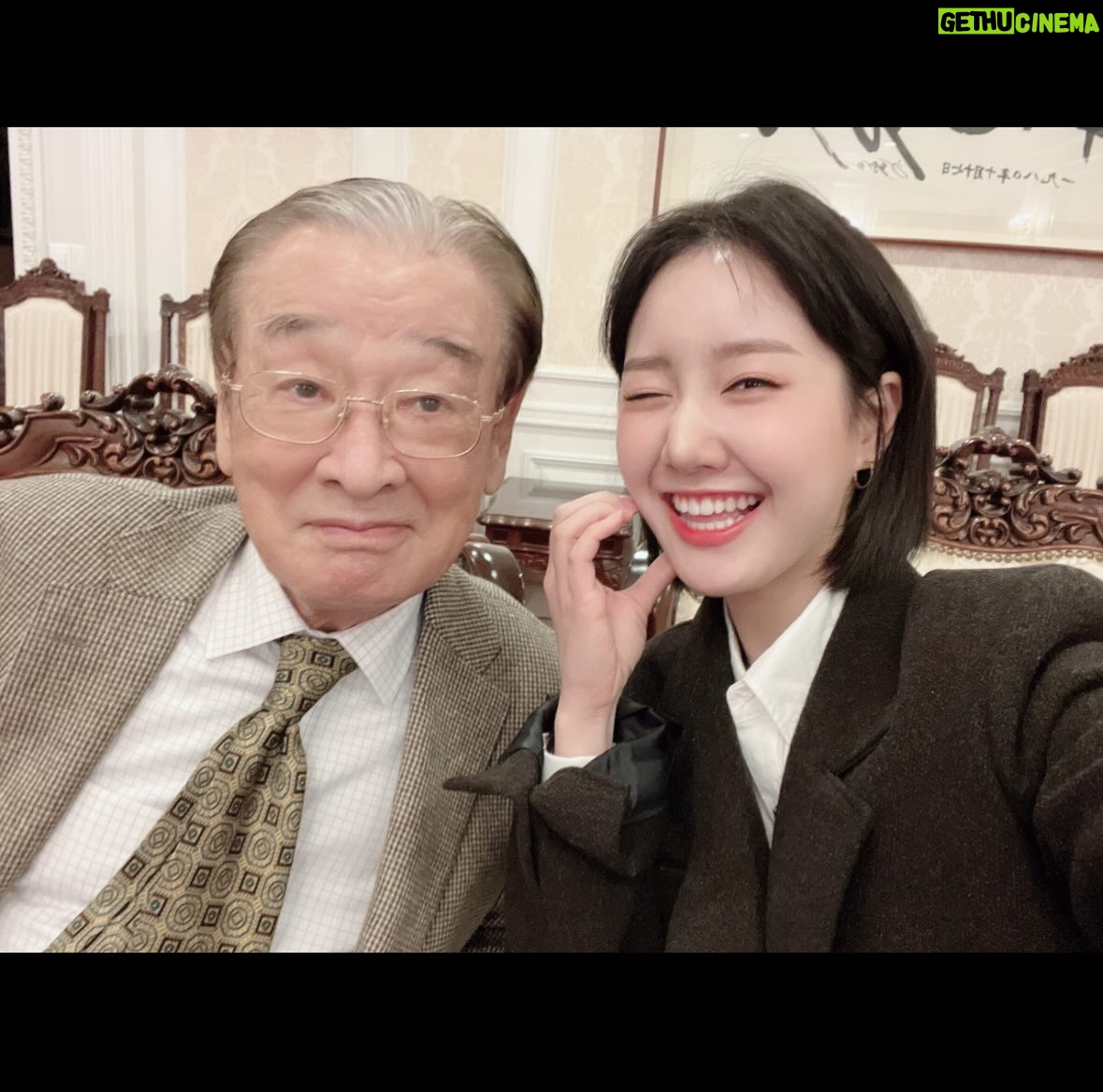Jin Ji-hee - 720.7K Likes - 선생님께서 보여주신 연기에 대한 진지함, 
무대 위에서의 책임감,
그리고 연기라는 길을 넘어선 삶의 태도까지..
모든 모습을 선생님 곁에서 직접 보고 배울 수 있었기에
진심으로 감사했습니다.

선생님과 함께 나눈 수많은 순간들..
촬영장에서의 대화,
무대 위에서 선생님과 아이컨택하며 느꼈던 긴장과 설렘.
이 모든 시간을 제 마음 속에 고이 간직하겠습니다.

제게 남겨주신 따뜻한 마음,
늘 기억하며 지켜가겠습니다.

감사합니다.
존경합니다.
사랑합니다.
