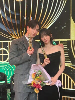 Jin Ki-joo Instagram - ✨
언더커버 하이스쿨을 사랑해주신,
수아를 사랑해주신 여러분 덕분에 정말 큰 선물을 받았습니다.
저에게 최우수상을 안겨주신 여러분 
새해 복 많이 받으시고 건강하세요.
지금까지 만들어온 10년보다 더 멋진 10년을 만들어보겠습니다.
언제나 힘이 되어 주셔서 감사합니다.