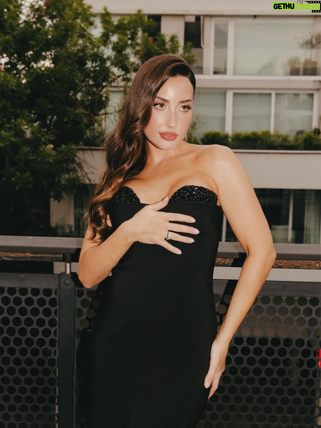Johanna Francella - 89.1K Likes - cerrar este año así es una maravilla ✨

mua: @micaelaroza 
pelo: @mauromaxdebrito 
st: @maruvenancio 
vestidazo: @ebomparola 
joyas: @jeanpierrejoyeros 
zapatos: @rickysarkany 
manos: @ohlalanails_beauty 
ph: @daianarosembergph 

❤️