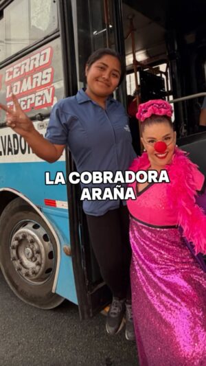 Johanna San Miguel Instagram - La cobradora araña 🕷️ @floraparcanaperez
Fue un gusto conocerte querida Flor 🤍 una mujer muy chamba que resuelve.
#queca #johannasanmiguel #comedia #humor