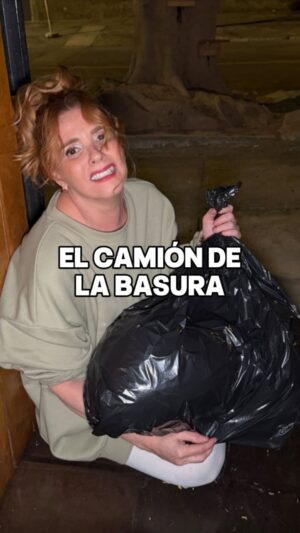 Johanna San Miguel Instagram - LA BASUUUUUUURA 😭
A cuántas de ustedes le pasa lo mismo? Lasleo 👀
#johannasanmiguel #comedia #humor