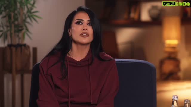 Jonida Maliqi - 7.4K Likes - Episodi i sotëm më shumë se një rrëfim para kamerave ngjan me një seancë terapie:)

Për herë të parë, që kur e njoh (circa 2002) Jonida Maliqi tregon pa drojë të gjitha përjetimet e një rrugëtimi jo fort të lehtë nga lindja e djalit e deri më sot; dhe bën pa frikën nga gjykimi në një vend ku gjykimi shpesh vjen para dëgjimit dhe kuptimit.

Pak ditë para 8 Marsit do doja shumë që ky rrëfim të shkojë sidomos tek vajzat e vogla ëndërrimtare si Jonida, me urimin që të zgjedhin veten gjithmonë, edhe kur kanë botën kundër.

Jam e lumtur që zgjodhi shtëpinë time dhe @mirembremayje për këtë rrëfim që do t’ju prekë të gjithëve.

Mos e humbisni, sonte ora 20.00 në kanalin tim në Youtube.