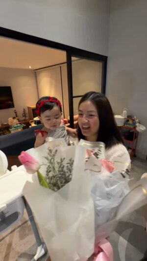 Joyce Ching Instagram - Wow, happy siya sa flowers! 🤣🤣 On a serious note, most probably hindi niya naiintindihan anong nangyayari, pero someday makikita niya yung mga videos na ito and hopefully makita niya how loved she is. Maligayang Sabado! 🩷