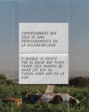 Juanita Arias Instagram - “Comprenderás que solo se ama profundamente en la vulnerabilidad, y aunque te asuste, por el dolor que pueda traer, solo mueren de amor los que no tienen nada más en la vida”

No podíamos no compartirles la dedicatoria que @efrenmartinezo le escribe a Juana, su hija, en su nuevo libro: un amor bonito - ni todo amor salva, ni todo conflicto destruye (si ya vieron el episodio entenderán por qué 😉)

Pero es que, ¿cómo no hacerlo? Si son palabras que queremos llevarnos tatuadas siempre en el corazón ❤️‍🩹

#PSC #efrenmartinez #unamorbonito #nitodoamorsalva #nitodoconflictodestruye