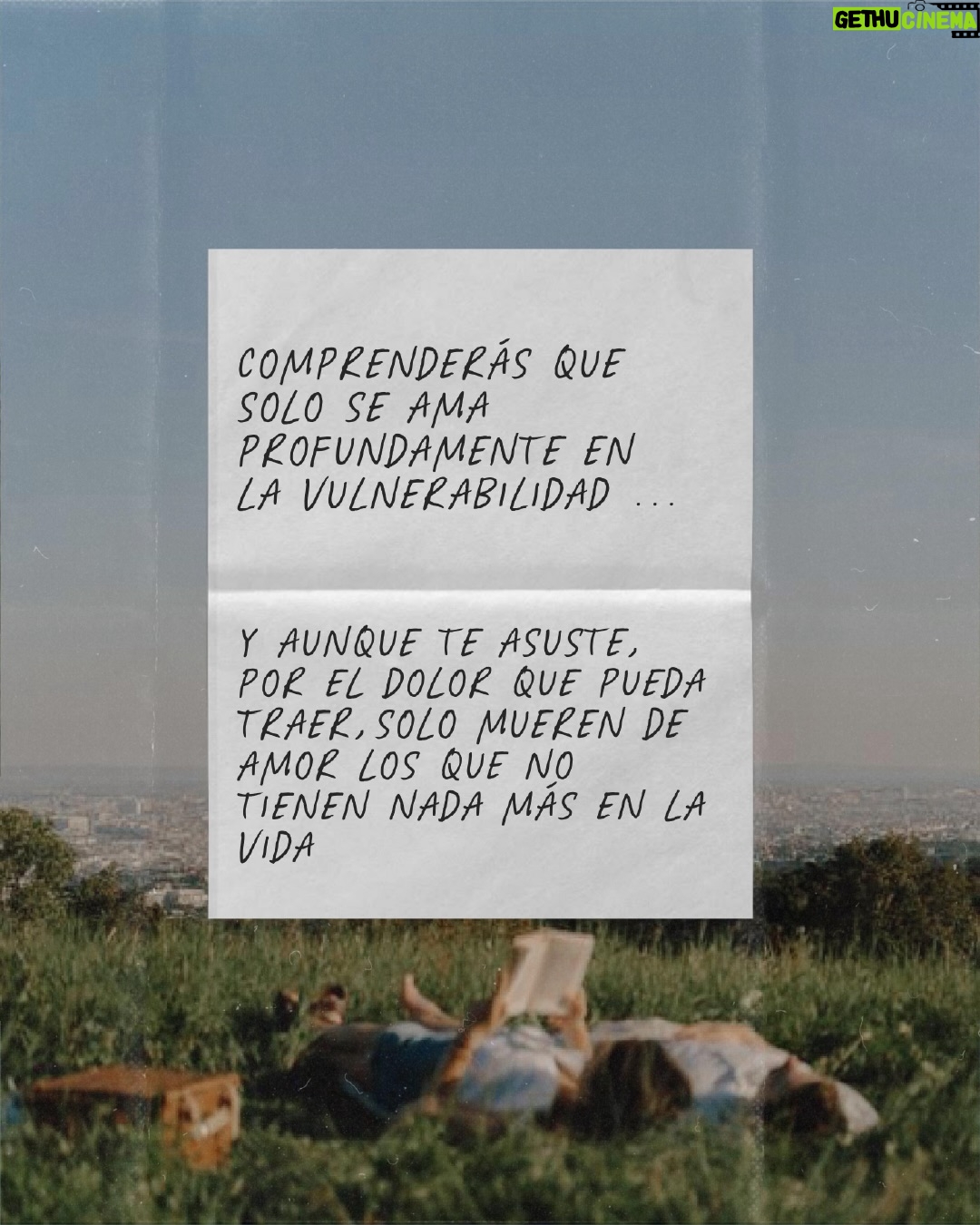 Juanita Arias - 5.8K Likes - “Comprenderás que solo se ama profundamente en la vulnerabilidad, y aunque te asuste, por el dolor que pueda traer, solo mueren de amor los que no tienen nada más en la vida”

No podíamos no compartirles la dedicatoria que @efrenmartinezo le escribe a Juana, su hija, en su nuevo libro: un amor bonito - ni todo amor salva, ni todo conflicto destruye (si ya vieron el episodio entenderán por qué 😉)

Pero es que, ¿cómo no hacerlo? Si son palabras que queremos llevarnos tatuadas siempre en el corazón ❤️‍🩹

#PSC #efrenmartinez #unamorbonito #nitodoamorsalva #nitodoconflictodestruye