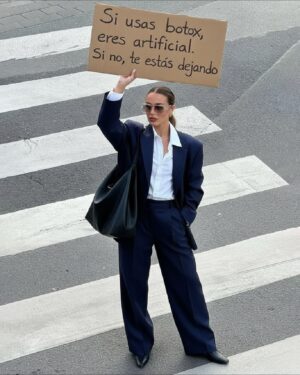 Juanita Arias Instagram - No importa lo que hagas, siempre habrá alguien que tenga algo que decir.

Por eso, lo único que importa es que, siendo fiel a ti mismo, recuerdes que siempre, siempre, tienes derecho a ser cualquiera.

Con miedo, sí. Pero con ganas. Y sin pedir permiso

#PSC #juzgar #etiquetas #presion #libertad