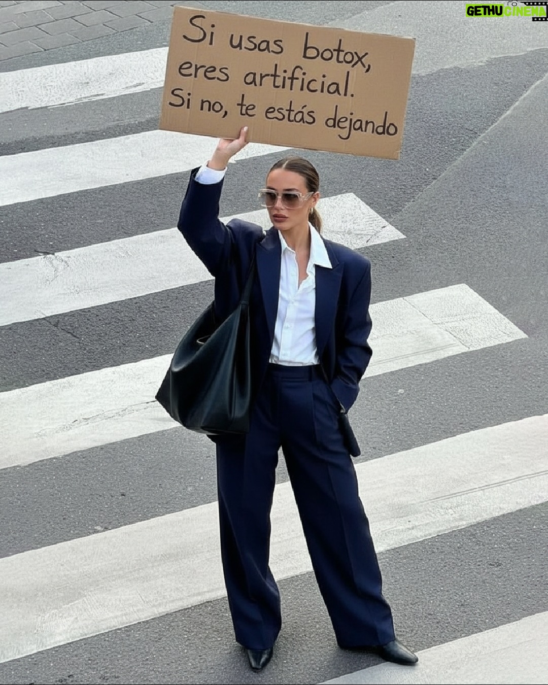 Juanita Arias - 1K Likes - No importa lo que hagas, siempre habrá alguien que tenga algo que decir.

Por eso, lo único que importa es que, siendo fiel a ti mismo, recuerdes que siempre, siempre, tienes derecho a ser cualquiera.

Con miedo, sí. Pero con ganas. Y sin pedir permiso

#PSC #juzgar #etiquetas #presion #libertad
