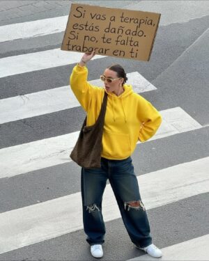 Juanita Arias Instagram - No importa lo que hagas, siempre habrá alguien que tenga algo que decir.

Por eso, lo único que importa es que, siendo fiel a ti mismo, recuerdes que siempre, siempre, tienes derecho a ser cualquiera.

Con miedo, sí. Pero con ganas. Y sin pedir permiso

#PSC #juzgar #etiquetas #presion #libertad