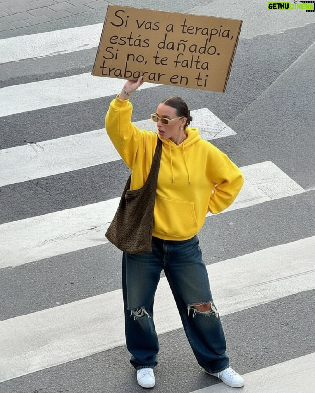 Juanita Arias - 1K Likes - No importa lo que hagas, siempre habrá alguien que tenga algo que decir.

Por eso, lo único que importa es que, siendo fiel a ti mismo, recuerdes que siempre, siempre, tienes derecho a ser cualquiera.

Con miedo, sí. Pero con ganas. Y sin pedir permiso

#PSC #juzgar #etiquetas #presion #libertad