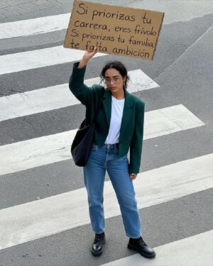 Juanita Arias Instagram - No importa lo que hagas, siempre habrá alguien que tenga algo que decir.

Por eso, lo único que importa es que, siendo fiel a ti mismo, recuerdes que siempre, siempre, tienes derecho a ser cualquiera.

Con miedo, sí. Pero con ganas. Y sin pedir permiso

#PSC #juzgar #etiquetas #presion #libertad