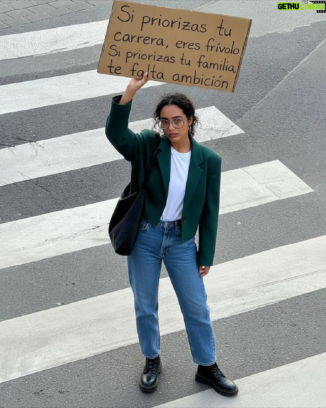 Juanita Arias - 1K Likes - No importa lo que hagas, siempre habrá alguien que tenga algo que decir.

Por eso, lo único que importa es que, siendo fiel a ti mismo, recuerdes que siempre, siempre, tienes derecho a ser cualquiera.

Con miedo, sí. Pero con ganas. Y sin pedir permiso

#PSC #juzgar #etiquetas #presion #libertad