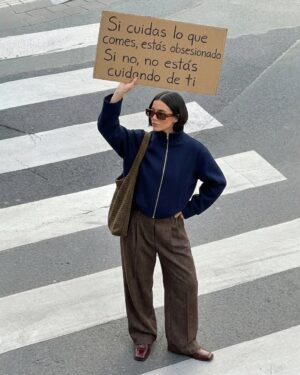 Juanita Arias Instagram - No importa lo que hagas, siempre habrá alguien que tenga algo que decir.

Por eso, lo único que importa es que, siendo fiel a ti mismo, recuerdes que siempre, siempre, tienes derecho a ser cualquiera.

Con miedo, sí. Pero con ganas. Y sin pedir permiso

#PSC #juzgar #etiquetas #presion #libertad
