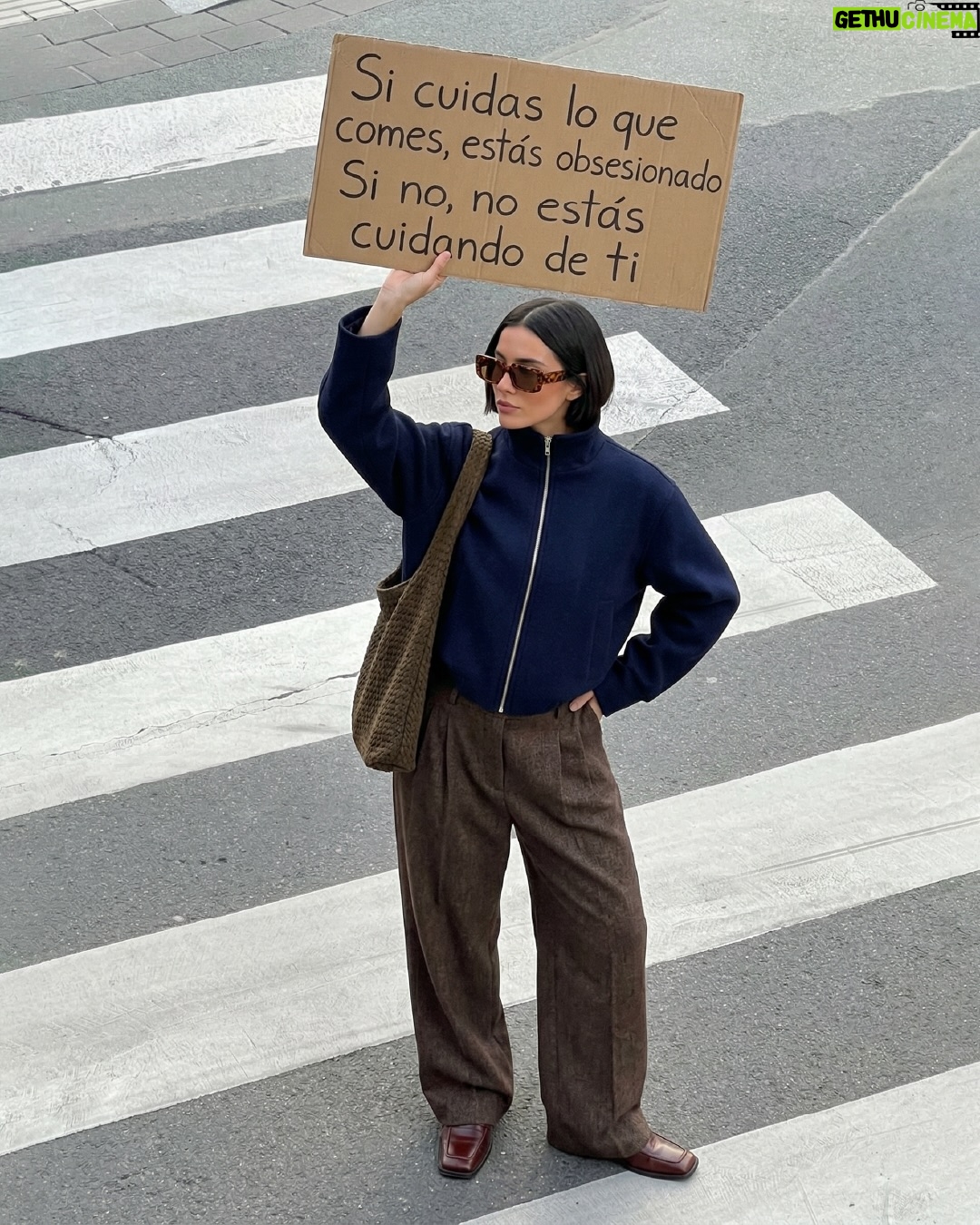 Juanita Arias - 1K Likes - No importa lo que hagas, siempre habrá alguien que tenga algo que decir.

Por eso, lo único que importa es que, siendo fiel a ti mismo, recuerdes que siempre, siempre, tienes derecho a ser cualquiera.

Con miedo, sí. Pero con ganas. Y sin pedir permiso

#PSC #juzgar #etiquetas #presion #libertad