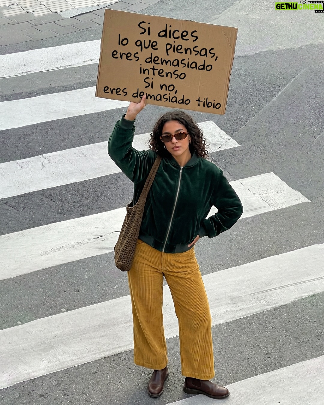 Juanita Arias - 1K Likes - No importa lo que hagas, siempre habrá alguien que tenga algo que decir.

Por eso, lo único que importa es que, siendo fiel a ti mismo, recuerdes que siempre, siempre, tienes derecho a ser cualquiera.

Con miedo, sí. Pero con ganas. Y sin pedir permiso

#PSC #juzgar #etiquetas #presion #libertad