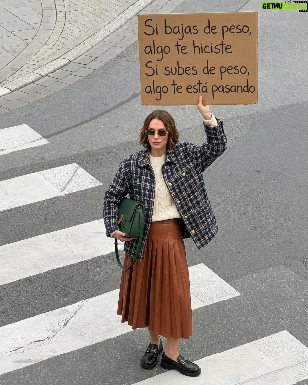 Juanita Arias - 1K Likes - No importa lo que hagas, siempre habrá alguien que tenga algo que decir.

Por eso, lo único que importa es que, siendo fiel a ti mismo, recuerdes que siempre, siempre, tienes derecho a ser cualquiera.

Con miedo, sí. Pero con ganas. Y sin pedir permiso

#PSC #juzgar #etiquetas #presion #libertad