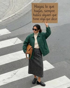 Juanita Arias Instagram - No importa lo que hagas, siempre habrá alguien que tenga algo que decir.

Por eso, lo único que importa es que, siendo fiel a ti mismo, recuerdes que siempre, siempre, tienes derecho a ser cualquiera.

Con miedo, sí. Pero con ganas. Y sin pedir permiso

#PSC #juzgar #etiquetas #presion #libertad