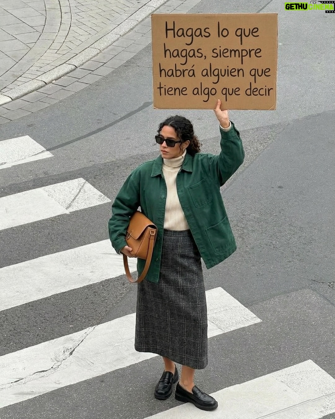 Juanita Arias - 1K Likes - No importa lo que hagas, siempre habrá alguien que tenga algo que decir.

Por eso, lo único que importa es que, siendo fiel a ti mismo, recuerdes que siempre, siempre, tienes derecho a ser cualquiera.

Con miedo, sí. Pero con ganas. Y sin pedir permiso

#PSC #juzgar #etiquetas #presion #libertad