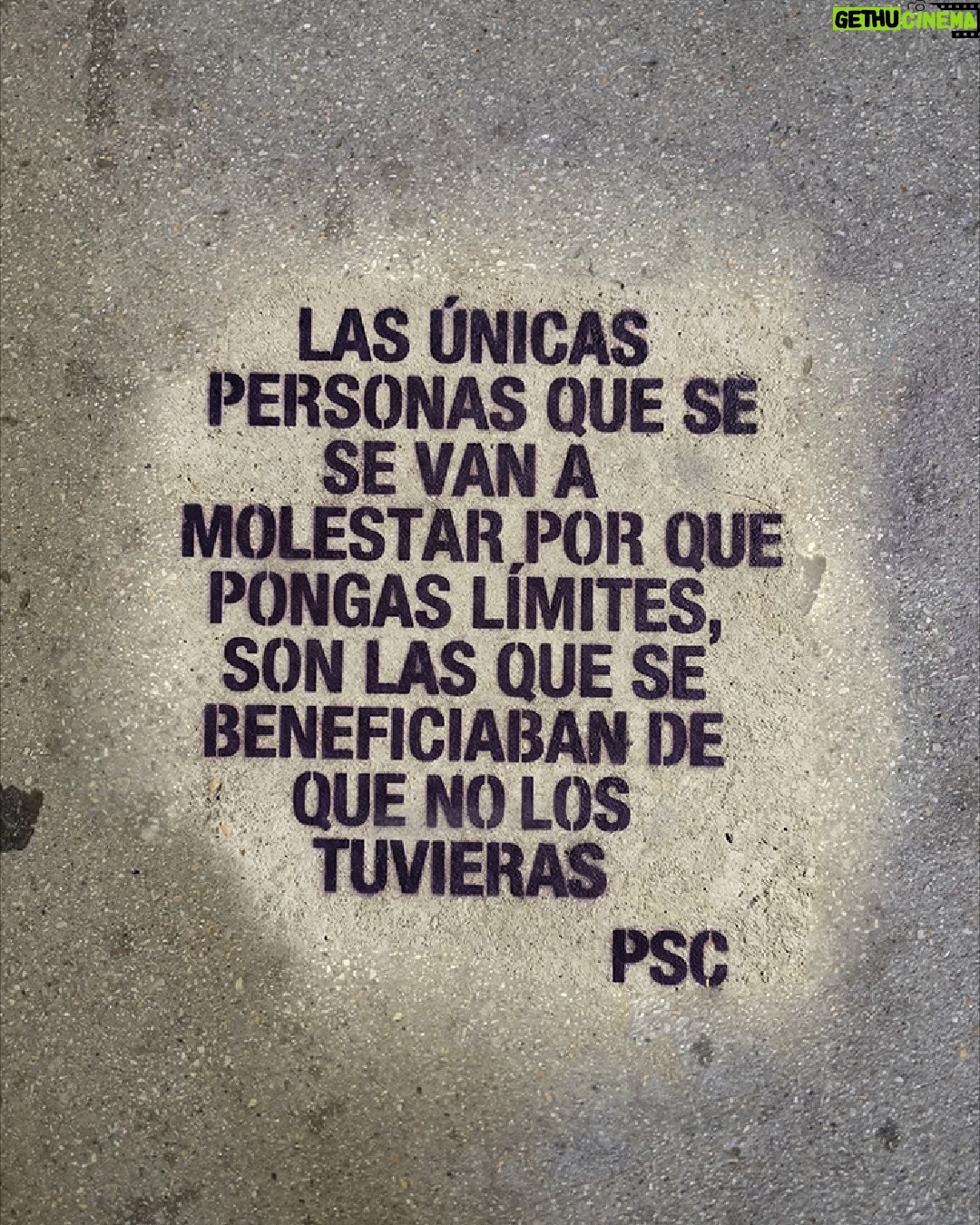 Juanita Arias - 6.6K Likes - No es tu trabajo serlo todo para todos. 

Tampoco lo es dejar de expresarte o de comunicar cuando algo te está haciendo daño para no herir a los demás. 

Tu trabajo es escucharte; escuchar a tu cuerpo, a tu corazón, a tu intuición… y crear el espacio para que encuentren lo que llevan tanto tiempo pidiendo, pero no podían encontrar.

#PSC #limites #boundaries #selflove #amorpropio
