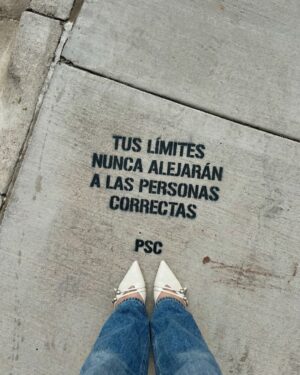 Juanita Arias Instagram - No es tu trabajo serlo todo para todos. 

Tampoco lo es dejar de expresarte o de comunicar cuando algo te está haciendo daño para no herir a los demás. 

Tu trabajo es escucharte; escuchar a tu cuerpo, a tu corazón, a tu intuición… y crear el espacio para que encuentren lo que llevan tanto tiempo pidiendo, pero no podían encontrar.

#PSC #limites #boundaries #selflove #amorpropio