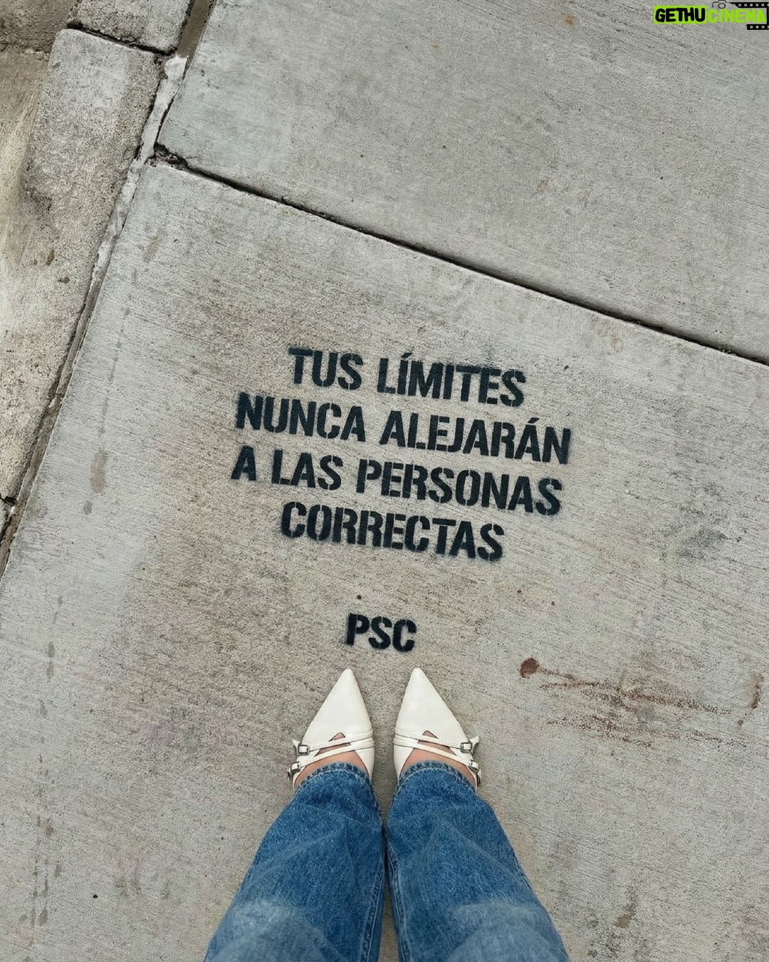 Juanita Arias - 6.6K Likes - No es tu trabajo serlo todo para todos. 

Tampoco lo es dejar de expresarte o de comunicar cuando algo te está haciendo daño para no herir a los demás. 

Tu trabajo es escucharte; escuchar a tu cuerpo, a tu corazón, a tu intuición… y crear el espacio para que encuentren lo que llevan tanto tiempo pidiendo, pero no podían encontrar.

#PSC #limites #boundaries #selflove #amorpropio