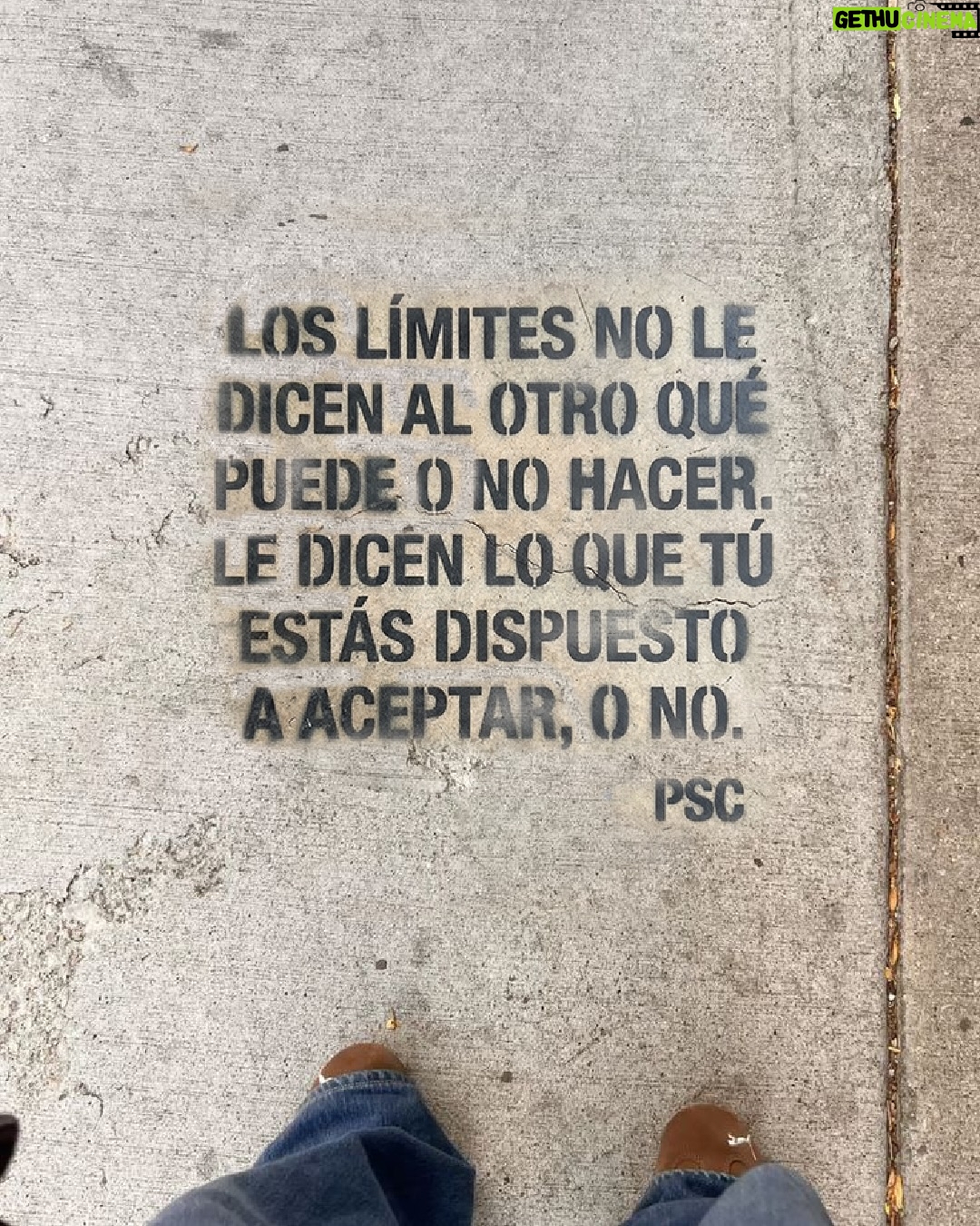 Juanita Arias - 6.6K Likes - No es tu trabajo serlo todo para todos. 

Tampoco lo es dejar de expresarte o de comunicar cuando algo te está haciendo daño para no herir a los demás. 

Tu trabajo es escucharte; escuchar a tu cuerpo, a tu corazón, a tu intuición… y crear el espacio para que encuentren lo que llevan tanto tiempo pidiendo, pero no podían encontrar.

#PSC #limites #boundaries #selflove #amorpropio