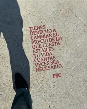 Juanita Arias Instagram - No es tu trabajo serlo todo para todos. 

Tampoco lo es dejar de expresarte o de comunicar cuando algo te está haciendo daño para no herir a los demás. 

Tu trabajo es escucharte; escuchar a tu cuerpo, a tu corazón, a tu intuición… y crear el espacio para que encuentren lo que llevan tanto tiempo pidiendo, pero no podían encontrar.

#PSC #limites #boundaries #selflove #amorpropio