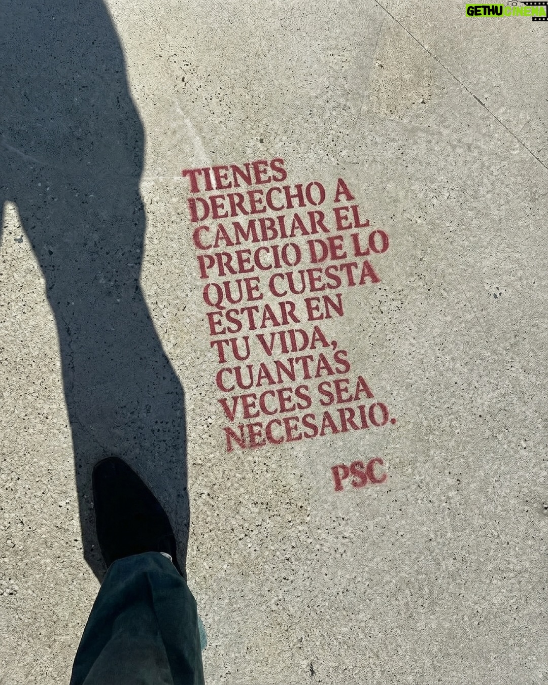 Juanita Arias - 6.6K Likes - No es tu trabajo serlo todo para todos. 

Tampoco lo es dejar de expresarte o de comunicar cuando algo te está haciendo daño para no herir a los demás. 

Tu trabajo es escucharte; escuchar a tu cuerpo, a tu corazón, a tu intuición… y crear el espacio para que encuentren lo que llevan tanto tiempo pidiendo, pero no podían encontrar.

#PSC #limites #boundaries #selflove #amorpropio