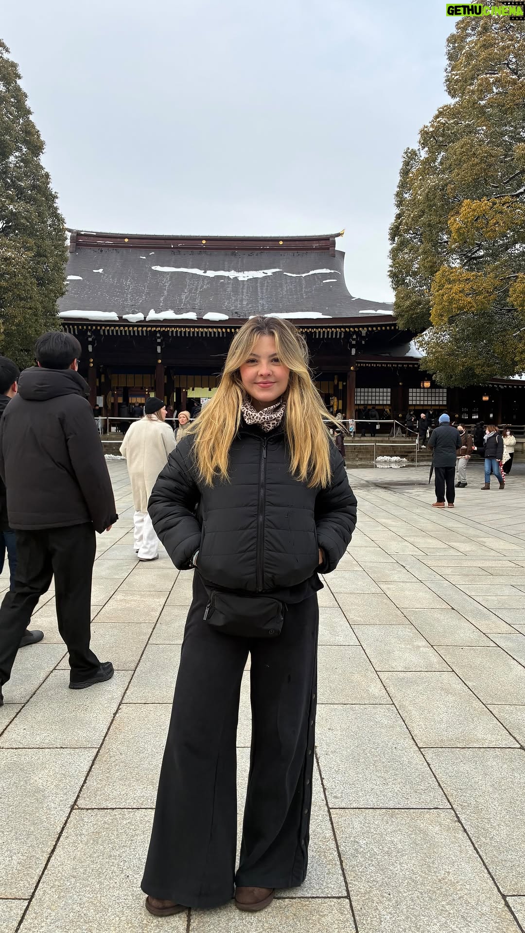 Júlia Gomes - 2.4K Likes - Apesar de eu não ter ido pra Kyoto (ainda 🤪) as minhas malas da @bagaggio foram uma das melhores escolhas que eu fiz pra essa viagem linda! Agora qual será meu próximo destino? 🧳🩷⭐️ #japan #travel #kyoto #tokyo #bags