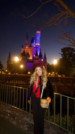 Júlia Gomes Instagram - Did you know there’s a Disneyland in tokyo????🇯🇵🏰🩷⭐️ #Disneyland #tokyo #japan #travel #disney