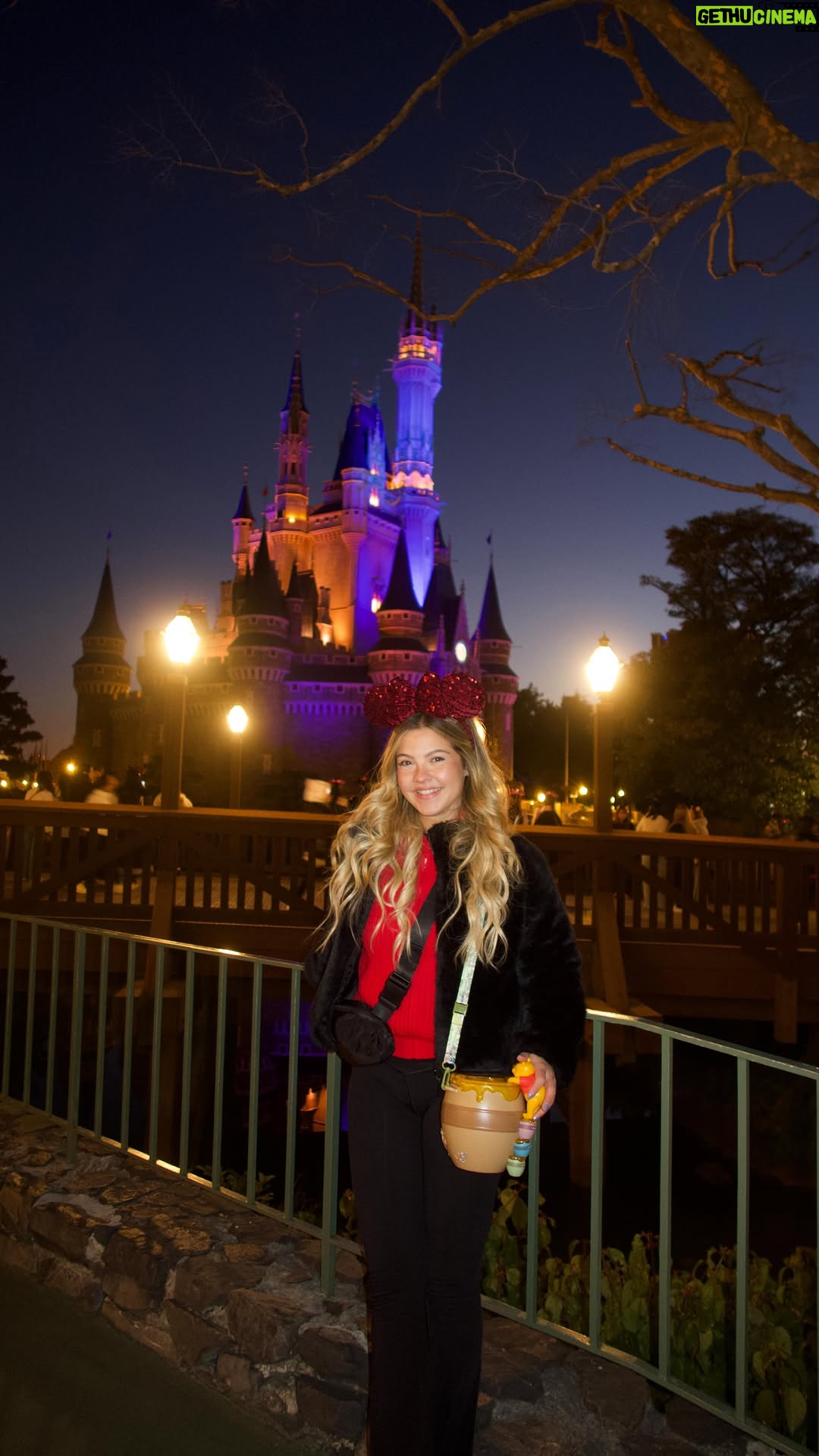 Júlia Gomes - 1.9K Likes - Did you know there’s a Disneyland in tokyo????🇯🇵🏰🩷⭐️ #Disneyland #tokyo #japan #travel #disney