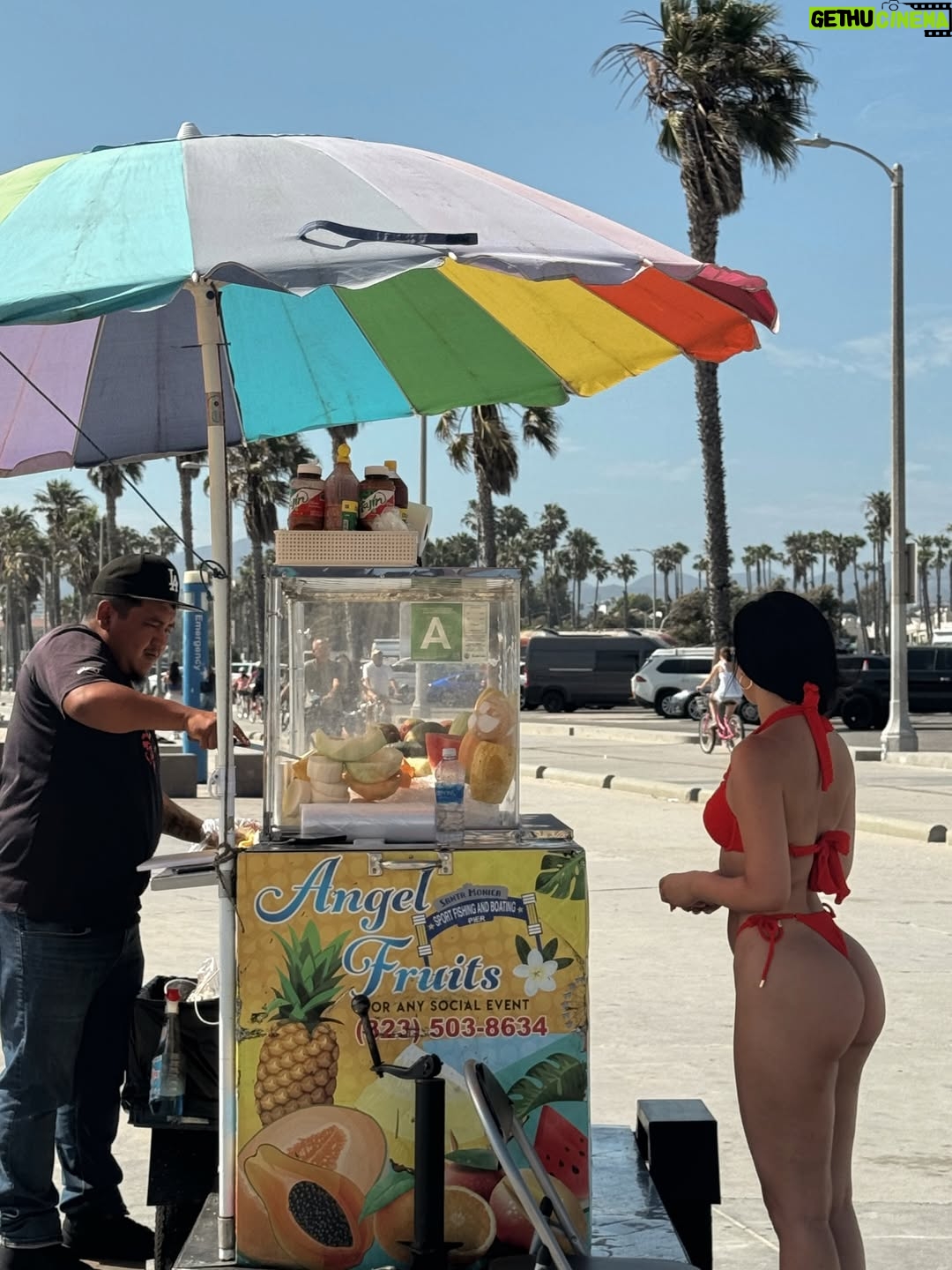 Julia Kelly - 11.6K Likes - Summer loading