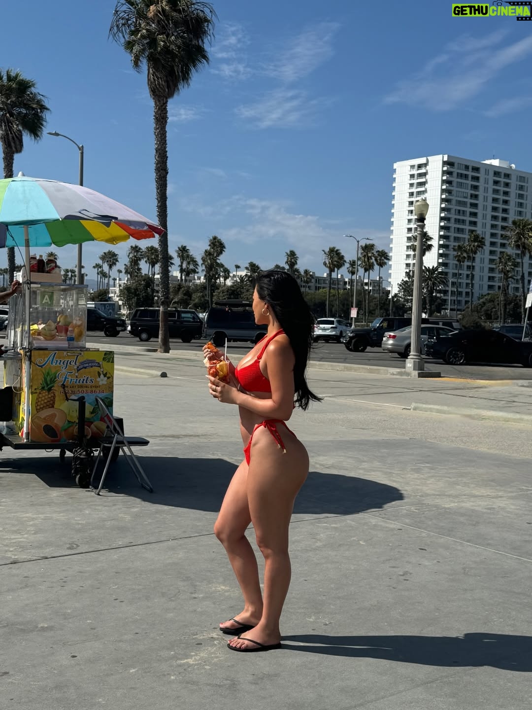 Julia Kelly - 11.6K Likes - Summer loading