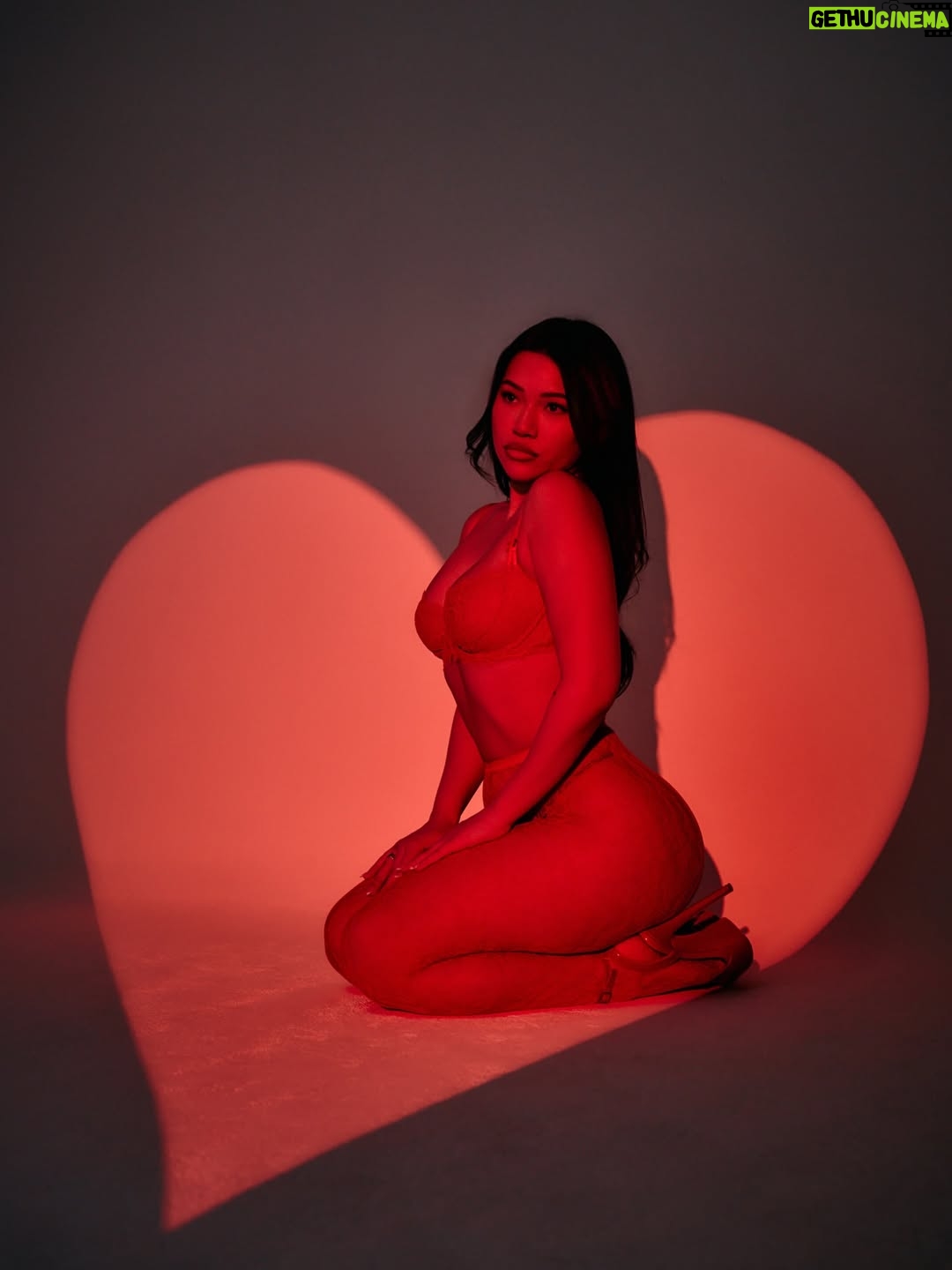 Julia Kelly - 24.9K Likes - you make me smile with my heart 

photo & CD @corylovesyou 
video & lighting @_smithcody 
@create.underthesun production
@yv.visuals BTS