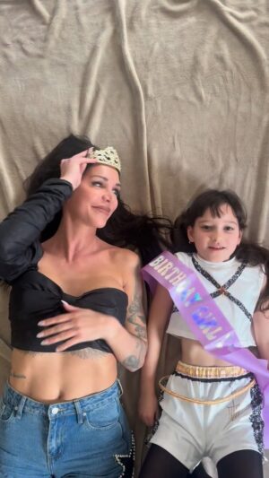Julia Paredes Instagram - Joyeux anniversaire ma princesse 👸🏻
#9ans#daughter#love#mum#birthday