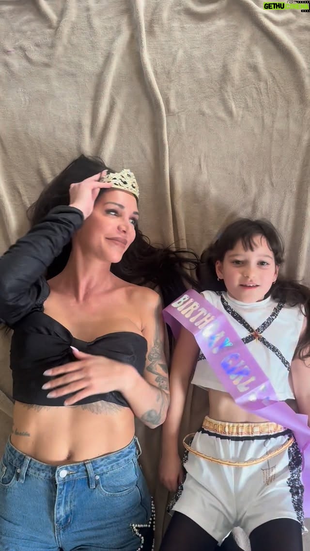 Julia Paredes - 9.7K Likes - Joyeux anniversaire ma princesse 👸🏻
#9ans#daughter#love#mum#birthday