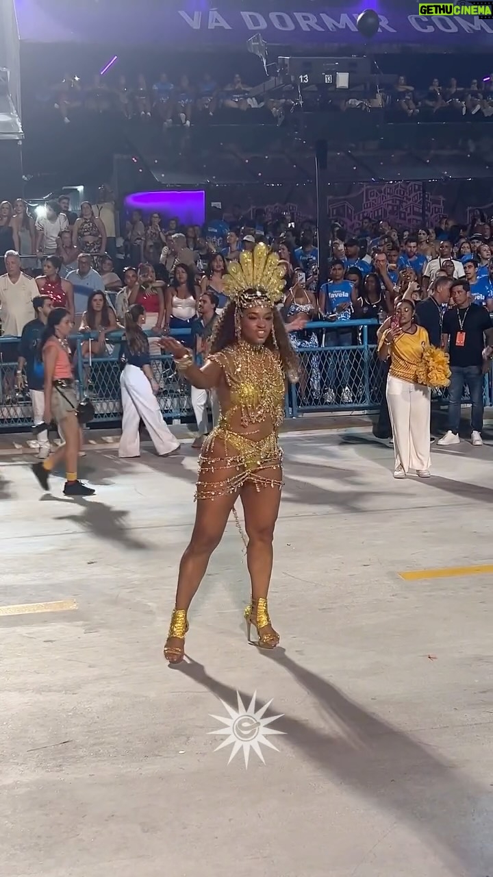 Juliana Alves - 2.8K Likes - O que foi a @julianaalvesiam abrindo o desfile da @gresutijuca? 😱 A escola veio com tudo! E não veio pra brincadeira: a Unidos da Tijuca chegou pra escrever história! 💛💙 #CarnavalNaONE #UnidosDaTijuca #Carnaval