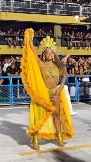 Juliana Alves Instagram - #CARNAVAL 🎊 Juliana Alves em dose dupla na Unidos da Tijuca. 

primeiro, ela vai na frente da escola, junto com a presidência, e no final do desfile retorna para desfilar na última ala. Chique tá?!