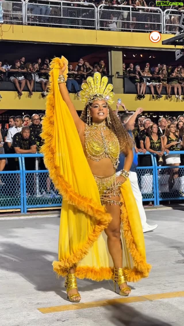 Juliana Alves - 21K Likes - #CARNAVAL 🎊 Juliana Alves em dose dupla na Unidos da Tijuca. 

primeiro, ela vai na frente da escola, junto com a presidência, e no final do desfile retorna para desfilar na última ala. Chique tá?!