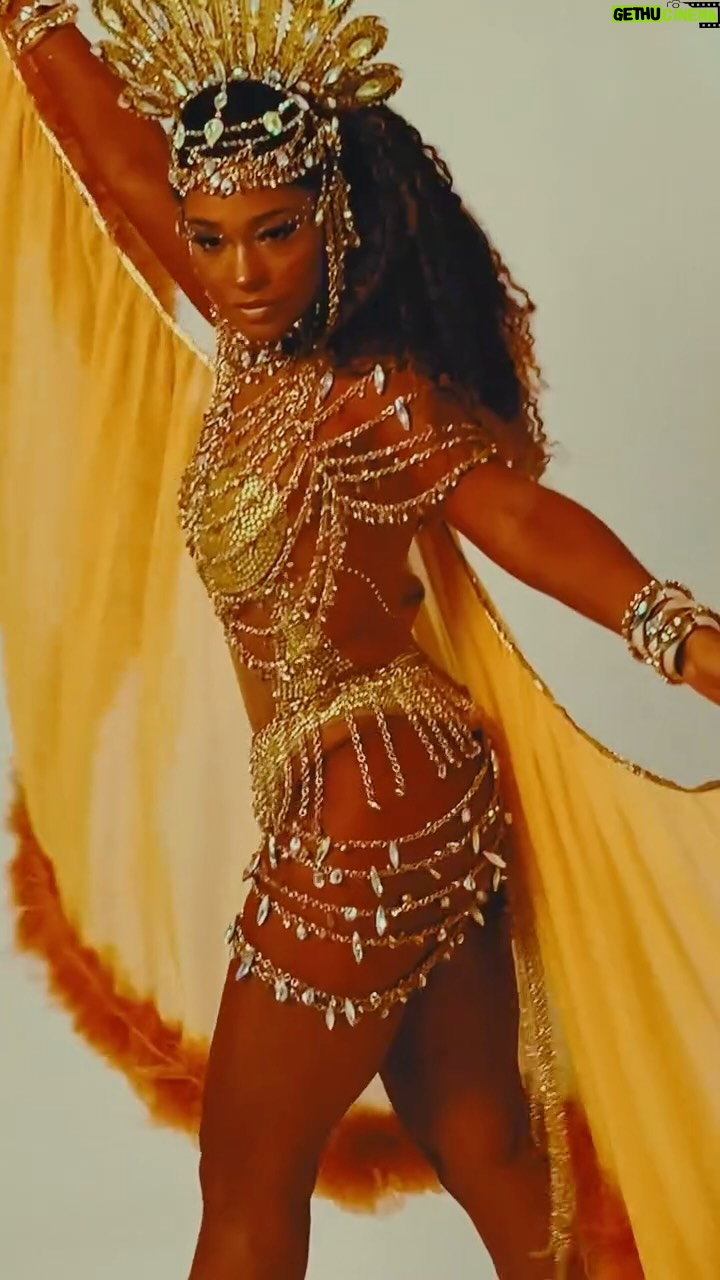 Juliana Alves - 6.3K Likes - Hoje, na avenida, não desfilo apenas uma fantasia. Desfilo história, consciência, força feminina, arte, legado e desejo. Que cada passo na Sapucaí seja também um passo em direção ao reconhecimento da grandeza de Carolina e de tantas outras mulheres que abriram caminhos para que estivéssemos aqui.

Essa homenagem na Sapucaí é uma um ato de reverência. Inspiradas por uma das mulheres mais importantes do cenário cultural do Brasil, para que sua existência ecoe ainda mais longe, ainda mais forte.

Por Carolina Maria de Jesus e todas as Carolinas do Brasil.

Que emocione. Que marque. Que permaneça.

Look: @filipefreireoficial collab com @edeneire 😍✨👏🏾👏🏾👏🏾
Beleza: @paulacrismakup 😍👏🏾👏🏾👏🏾
Stylist: @thiagoganndra 
📹@malphatini