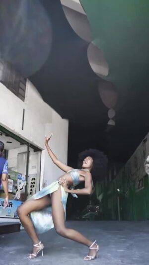 Juliana Paes Instagram - Teve eclipse e tudo, mas eu só penso em samba ainda… E e tô hipnotizada com isso aqui! Nosso suco de Brasil ❤️