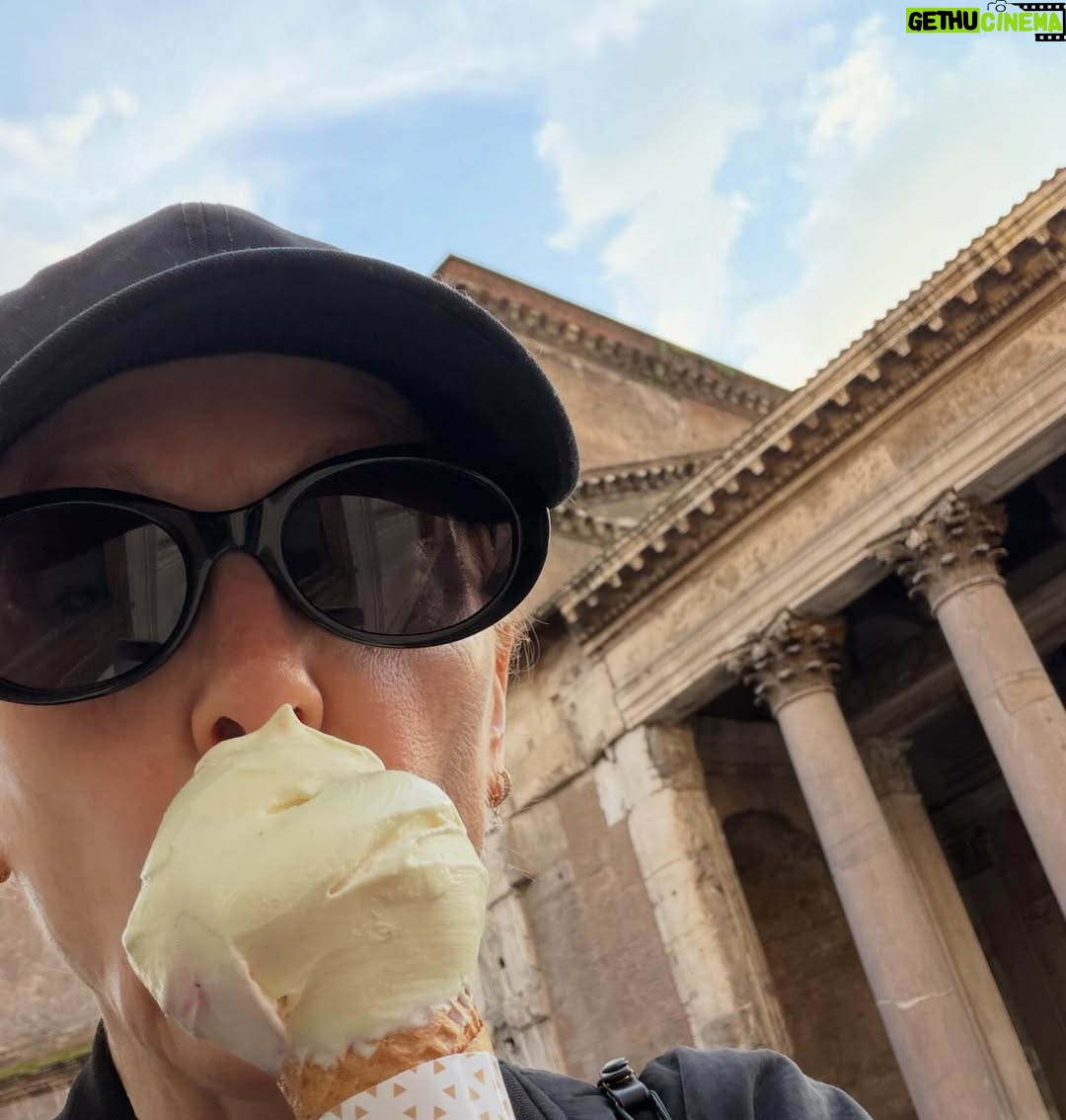 Julianne Moore - 42.4K Likes - Roma