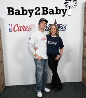 Julie Bowen Instagram - What a great weekend celebrating the @nbaallstar weekend with old friends and new. Doing service with  @baby2baby and @nbacares was fantastic! Thanks @baby2baby and @huggies for the Maternal Health & Newborn Supply Kits. Amazing to see so so many basic necessities getting packed up by our volunteers, including @giannis_an34 @jasoncollins_98 @lizzobeeating (and my nephew Will!!)

Thank you Kawhi for giving us so much to cheer about.  Now, back to our new national obsession, @usa_curl and @worldcurling