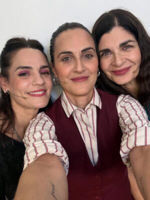 Julieta Díaz Instagram - Estás compañeras de trabajo, colegas a las que admiro tanto, amigas de sangre, sudor y lágrimas arriba del escenario (y a veces abajo, claro), mujeres divinas, son un regalo. Gracias por todo, hermanitas. Las adoro. Todo es fiesta con ustedes 🫂🫂❤️❤️🌈🌈🤘🏼🤘🏼✨✨

Gracias @elchuecosuar por unirnos y por tu magia y generosidad. Y hoy también por pelear x el cine, por nuestra cultura 🙏🏽🇦🇷

Gracias @ariadnaasturzzi por escribir esta obra para nosotras y estar abierta a buscar juntas ✨🫂

Gracias @preludio.producciones y todo ese equipo hermoso! ✨

Gracias @paseolaplazaok ! 🌈✨

A nuestro equipo de vestuario, escenografía, sonido y luces 🎭😘

Gracias @toquidoumecq porque sin vos nada hubiera sido igual. Ni sería ❤️

Gracias @oklatucu por el amor y el cuidado 🫂

Gracias Seba, Joaco! Son hermosos! 🫂

Gracias a las chicas de redes siempre al pie del cañón 😎

Gracias @vanebafaro y a Juan por laburar juntxs espalda con espalda 🤘🏼

Gracias @javierfurgang por siempre estar al lado mío, cuidando y pensando juntxs la manera de laburar siempre mejor ❤️🙏🏽

Gracias @mariabernardahermida porque sin vos no hubiera podido. Te amo. 

Gracias amores, amigxs y familia ✨🫂❤️

… y a uds! lxs q vinieron y vienen a vernos en @lashijasteatro ✨🤘🏼🌈 

Seguimos! 💋💋💋

Abrazos por doquier! Infinitas gracias! 

✨🫂🫂🫂✨