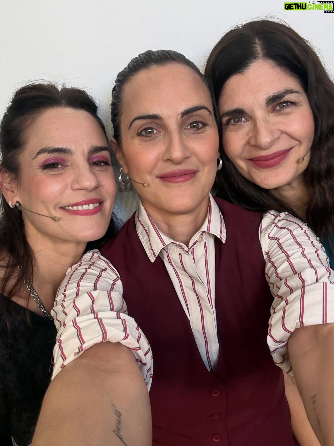 Julieta Díaz - 21.4K Likes - Estás compañeras de trabajo, colegas a las que admiro tanto, amigas de sangre, sudor y lágrimas arriba del escenario (y a veces abajo, claro), mujeres divinas, son un regalo. Gracias por todo, hermanitas. Las adoro. Todo es fiesta con ustedes 🫂🫂❤️❤️🌈🌈🤘🏼🤘🏼✨✨

Gracias @elchuecosuar por unirnos y por tu magia y generosidad. Y hoy también por pelear x el cine, por nuestra cultura 🙏🏽🇦🇷

Gracias @ariadnaasturzzi por escribir esta obra para nosotras y estar abierta a buscar juntas ✨🫂

Gracias @preludio.producciones y todo ese equipo hermoso! ✨

Gracias @paseolaplazaok ! 🌈✨

A nuestro equipo de vestuario, escenografía, sonido y luces 🎭😘

Gracias @toquidoumecq porque sin vos nada hubiera sido igual. Ni sería ❤️

Gracias @oklatucu por el amor y el cuidado 🫂

Gracias Seba, Joaco! Son hermosos! 🫂

Gracias a las chicas de redes siempre al pie del cañón 😎

Gracias @vanebafaro y a Juan por laburar juntxs espalda con espalda 🤘🏼

Gracias @javierfurgang por siempre estar al lado mío, cuidando y pensando juntxs la manera de laburar siempre mejor ❤️🙏🏽

Gracias @mariabernardahermida porque sin vos no hubiera podido. Te amo. 

Gracias amores, amigxs y familia ✨🫂❤️

… y a uds! lxs q vinieron y vienen a vernos en @lashijasteatro ✨🤘🏼🌈 

Seguimos! 💋💋💋

Abrazos por doquier! Infinitas gracias! 

✨🫂🫂🫂✨