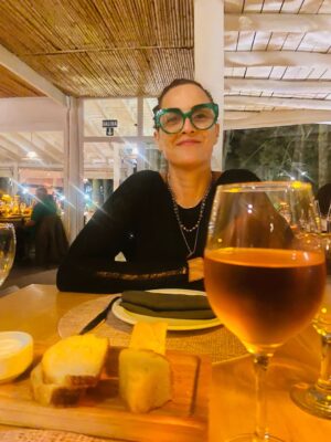 Julieta Díaz Instagram - Fresa verde es ese comodín de verano
que te sigue el ritmo.
Y @julietadiaz77 lo lleva así:
el mismo lente, del sol a la noche.
Chamana va con todo lo que sos.
✨ Encontralo en CHAMANA.COM.AR
💳 6 cuotas sin interés
💸 o 10% OFF con transferencia bancaria