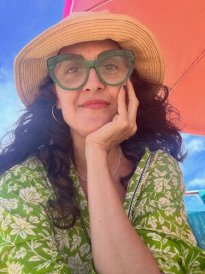 Julieta Díaz Instagram - Fresa verde es ese comodín de verano
que te sigue el ritmo.
Y @julietadiaz77 lo lleva así:
el mismo lente, del sol a la noche.
Chamana va con todo lo que sos.
✨ Encontralo en CHAMANA.COM.AR
💳 6 cuotas sin interés
💸 o 10% OFF con transferencia bancaria