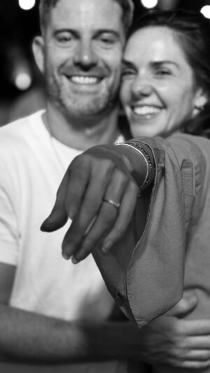 Julieta Nair Calvo Instagram - Bajo los ojos emocionados de toda nuestra familia y amigos , tuve la propuesta de casamiento más hermosa del mundo . Gracias amor de mi vida por esta noche que nunca voy a olvidar🥹. Con vos hasta el infinito. Te amo 💍 👰🏻